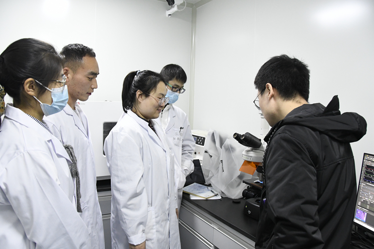 实验室管理中心举办正置荧光显微镜培训